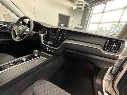 Used 2022 Volvo XC60 B5 Momentum image 26