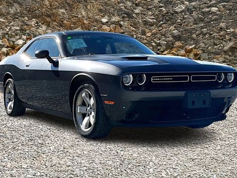 Used 2015 Dodge Challenger SXT image 9