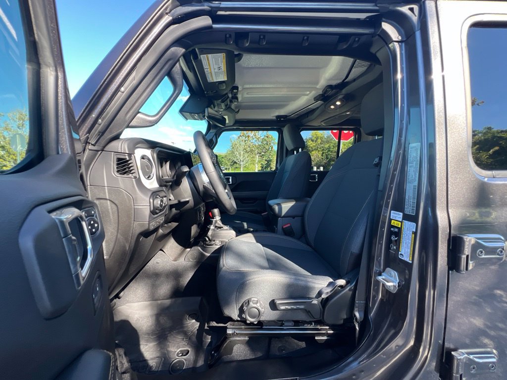 Used 2025 Jeep Wrangler Unlimited Sahara w/ Technology Group AWD/4WD image 30