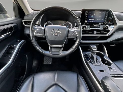 Used 2022 Toyota Highlander XLE AWD/4WD image 11