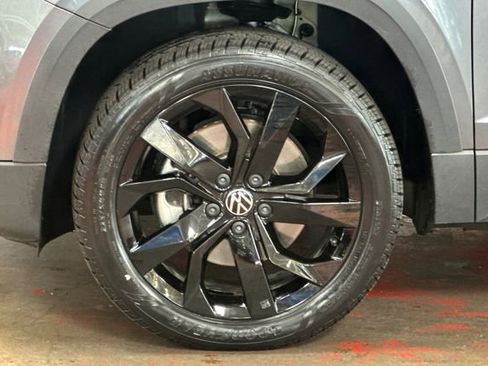 Certified 2023 Volkswagen Taos SE w/ Black Wheel Package image 35