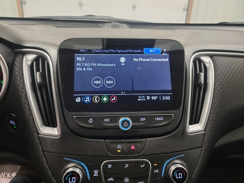 Used 2025 Chevrolet Malibu LT image 24