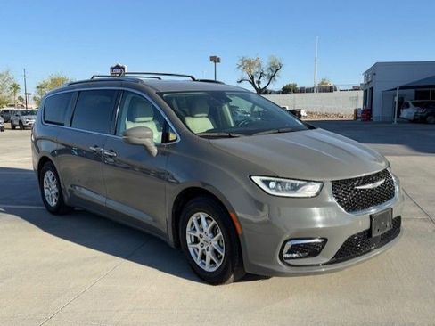 Used 2021 Chrysler Pacifica Touring-L image 5