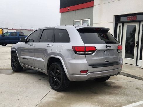 Used 2018 Jeep Grand Cherokee Altitude AWD/4WD image 4