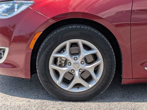 Used 2018 Chrysler Pacifica Touring-L w/ Tire & Wheel Group FWD image 11