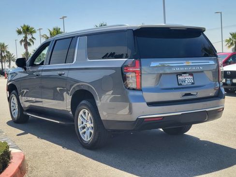 Used 2021 Chevrolet Suburban LT RWD image 3