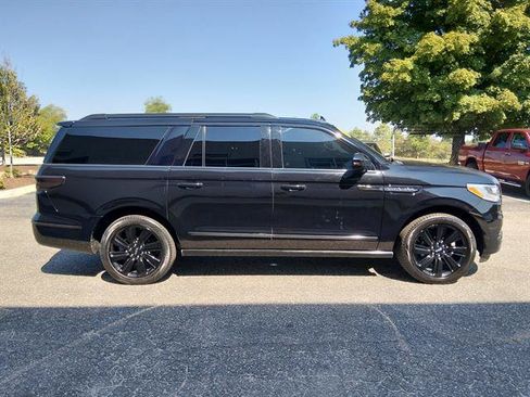 Used 2023 Lincoln Navigator L Reserve AWD/4WD image 2