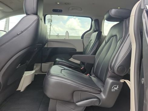 Used 2024 Chrysler Pacifica Touring-L FWD image 9