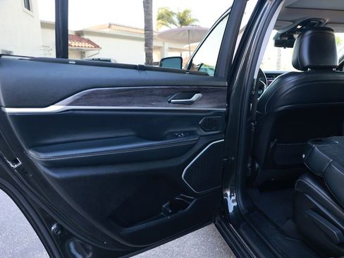 Used 2022 Jeep Grand Cherokee L Limited w/ Luxury Tech Group II RWD image 37