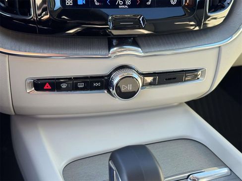 Used 2023 Volvo XC60 B5 Plus image 28