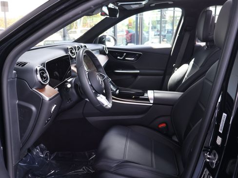 Used 2025 Mercedes-Benz GLC 300 4MATIC w/ Driver Assistance Package image 10