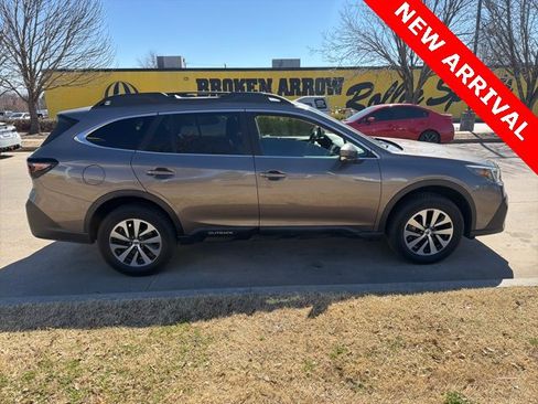 Used 2022 Subaru Outback Premium image 2