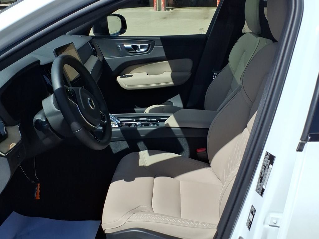 Used 2026 Volvo XC60 B5 Plus w/ Protection Package Premier AWD/4WD image 3
