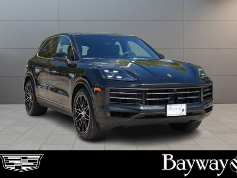 Used 2025 Porsche Cayenne AWD/4WD image 3