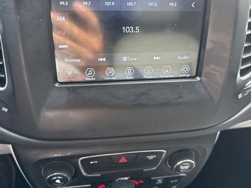 Used 2019 Jeep Compass Latitude FWD image 10