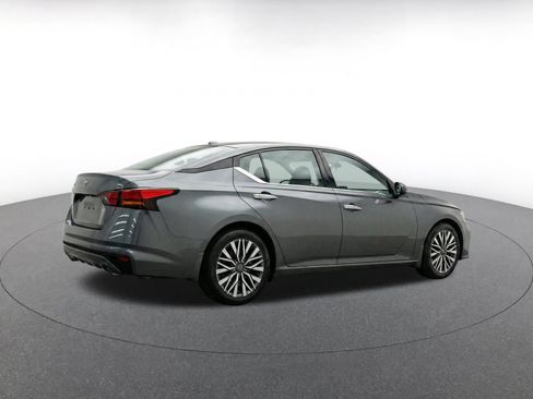 Used 2025 Nissan Altima 2.5 SV FWD image 17