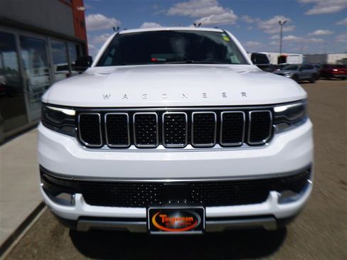 Used 2024 Jeep Wagoneer L Series III w/ Flexible Seating Group AWD/4WD image 29