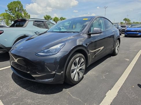 Used 2024 Tesla Model Y 2WD image 5