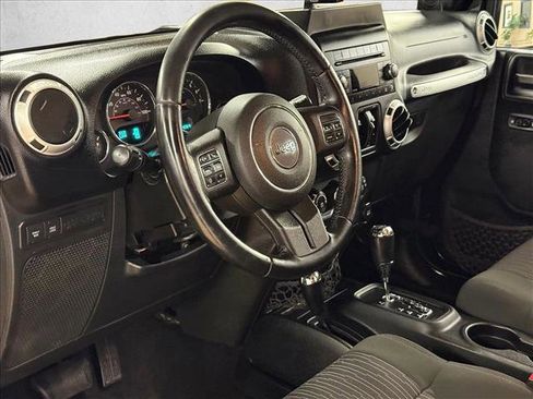 Used 2012 Jeep Wrangler Unlimited Rubicon w/ Connectivity Group image 9