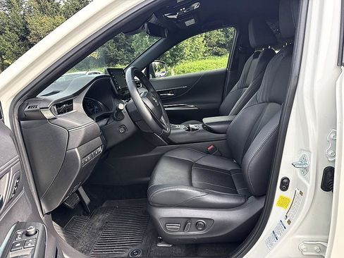 Certified 2021 Toyota Venza XLE w/ Softex Package AWD/4WD image 4