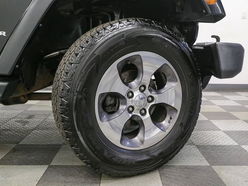 Used 2016 Jeep Wrangler Unlimited Sahara w/ Dual Top Group AWD/4WD image 15
