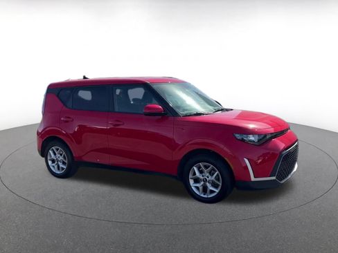 Used 2025 Kia Soul LX w/ LX Technology Package FWD image 2