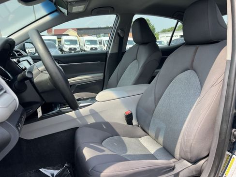 Used 2018 Toyota Camry FWD image 12