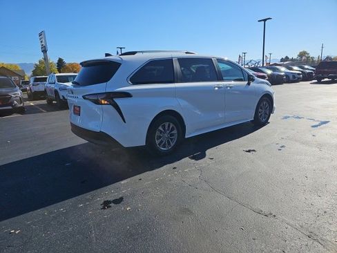 Used 2025 Toyota Sienna LE image 61