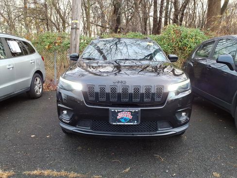 Used 2019 Jeep Cherokee Latitude Plus image 2