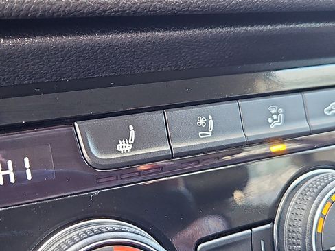 Certified 2022 Volkswagen Taos SEL image 12