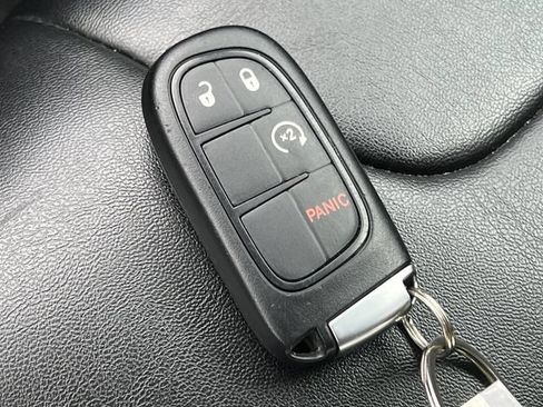 Used 2019 Jeep Cherokee Trailhawk w/ Cold Weather Group AWD/4WD image 12