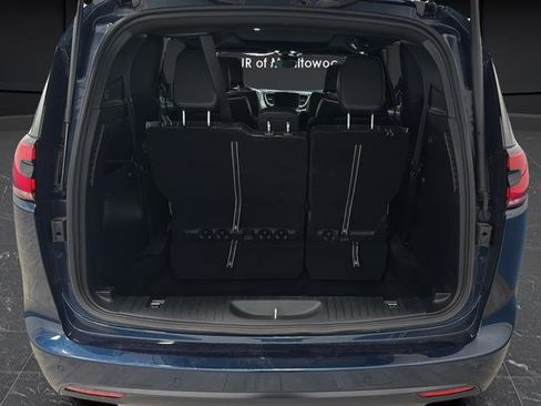 Used 2025 Chrysler Pacifica Limited image 37