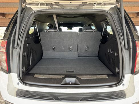 Used 2023 Chevrolet Suburban Premier image 33