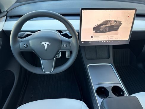 Used 2023 Tesla Model Y Performance image 14