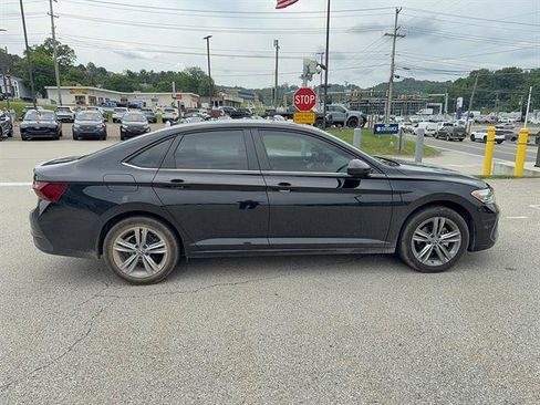 Used 2023 Volkswagen Jetta SE w/ Panoramic Sunroof Package FWD image 3