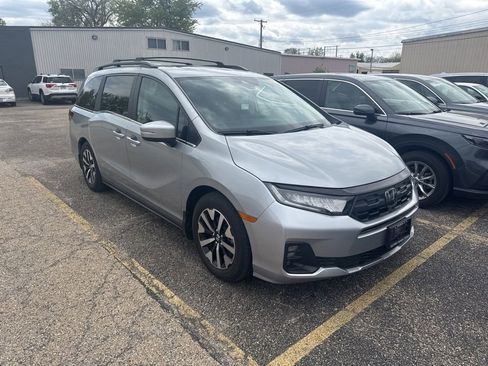 Certified 2025 Honda Odyssey EX-L image 3