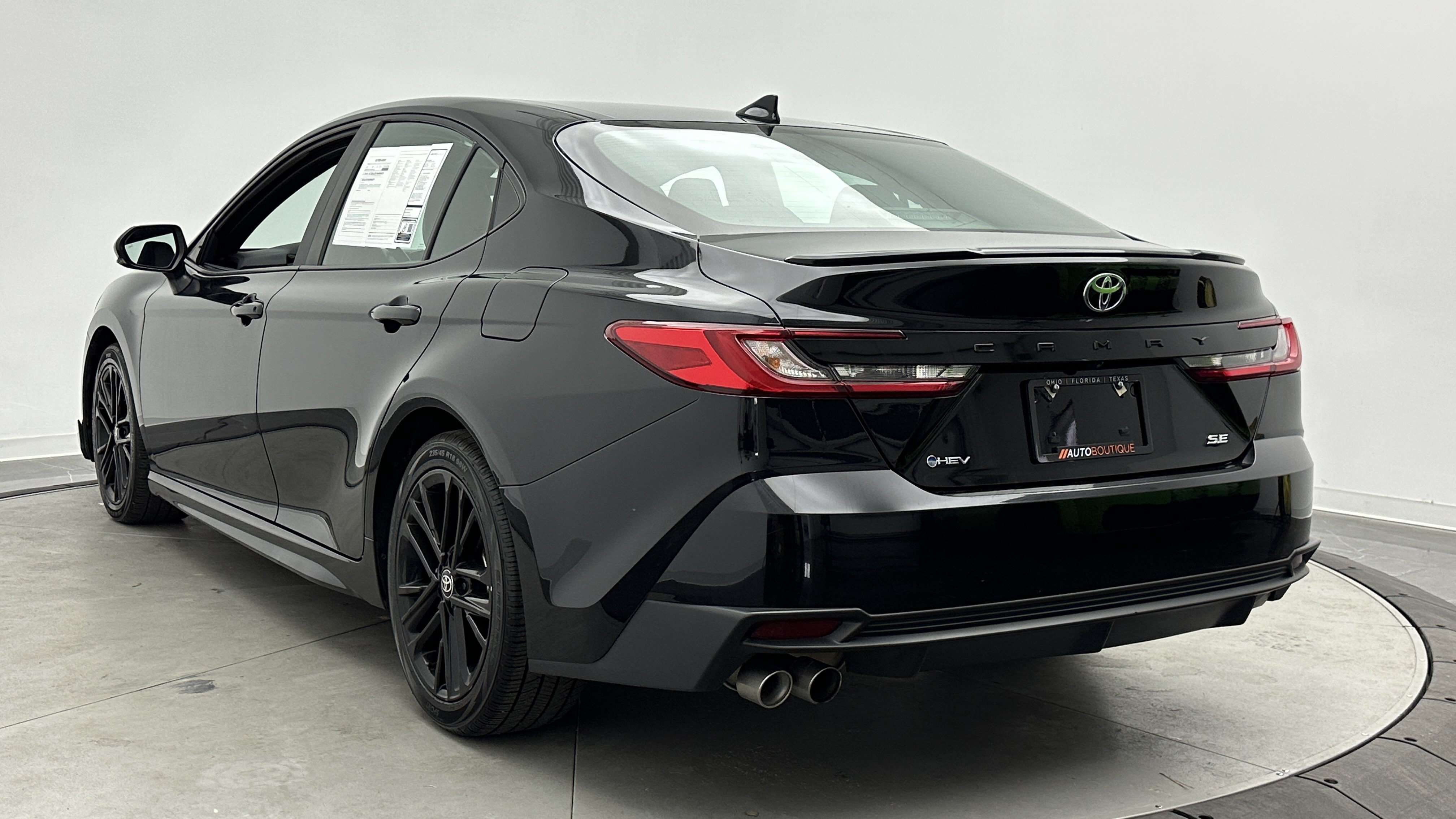 Used 2025 Toyota Camry SE FWD image 4