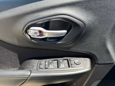 Used 2015 Jeep Cherokee Sport FWD image 13