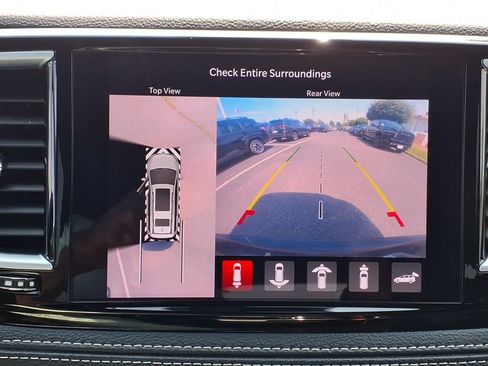 Certified 2025 Chrysler Pacifica Limited FWD image 9