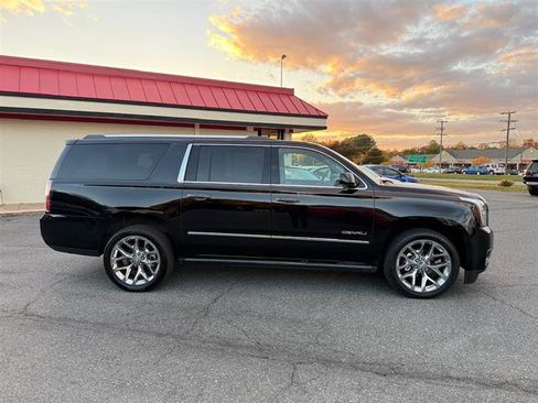 Used 2019 GMC Yukon XL Denali w/ Denali Ultimate Package image 3
