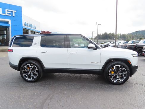 Used 2023 Rivian R1S Adventure AWD/4WD image 9