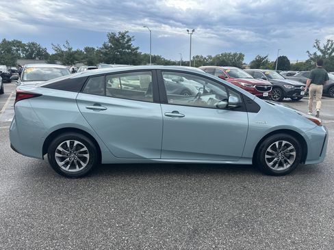 Used 2021 Toyota Prius Limited w/ Premium Convenience Package FWD image 3
