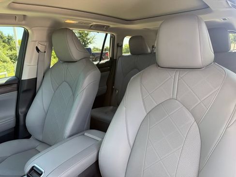 Used 2024 Toyota Highlander Platinum FWD image 12