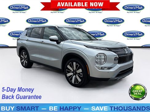 Used 2025 Mitsubishi Outlander SE image 1