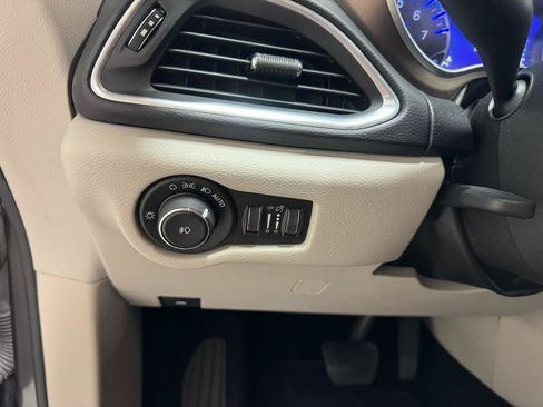 Used 2018 Chrysler Pacifica Touring-L Plus FWD image 20