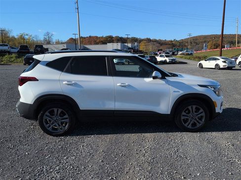 Used 2023 Kia Seltos S w/ Navigation Package image 2