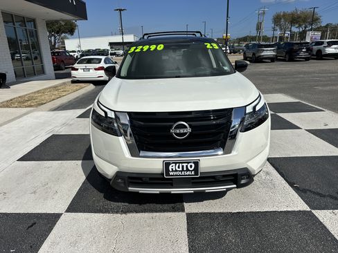 Used 2023 Nissan Pathfinder Platinum image 2