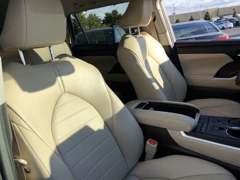 Used 2022 Toyota Highlander XLE image 34