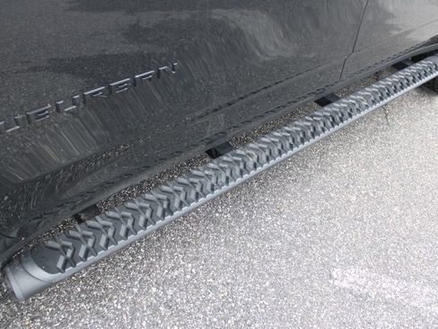 Used 2025 Chevrolet Suburban Z71 image 46