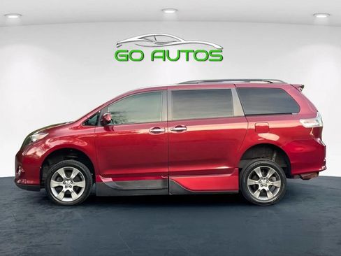 Used 2014 Toyota Sienna SE image 2